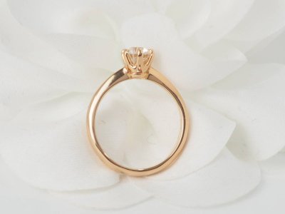 Anello solitario in oro rosa e diamante certificato da 0,69 ct