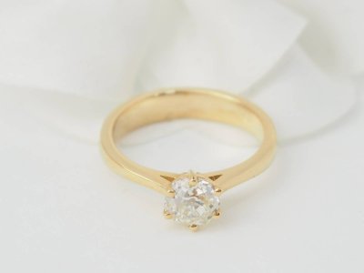 Yellow gold and 0.96ct diamond solitaire ring