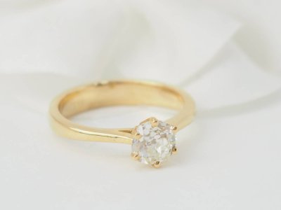 Yellow gold and 0.96ct diamond solitaire ring