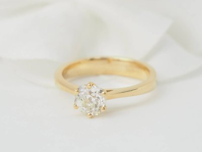 Yellow gold and 0.96ct diamond solitaire ring