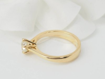 Solitärring aus Gelbgold mit 0,96 ct Diamant