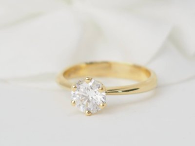 Solitaire ring in yellow gold and synthetic diamond