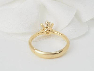 Bague solitaire en or jaune et diamant synthétique