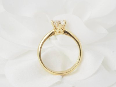 Solitaire ring in yellow gold and synthetic diamond