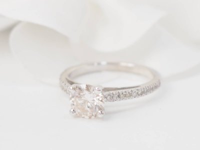 Bague solitaire en or blanc et diamants 1.20ct