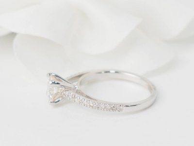 Bague solitaire en or blanc et diamants 1.20ct