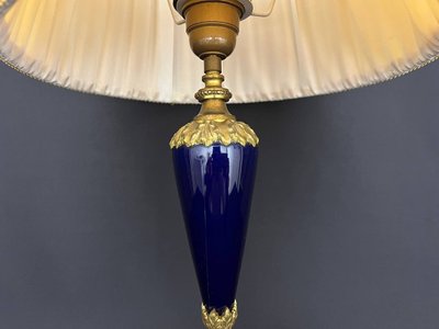 Elegante lampada da tavolo in porcellana e bronzo dorato