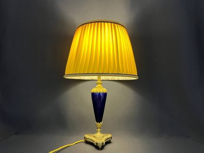 Elegante Tischlampe aus Porzellan und vergoldeter Bronze