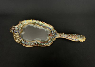 Specchio a mano in smalto cloisonné, vetro bisellato. Circa 1900