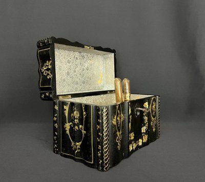 Antique Cigar Box in Black Lacquer and Mother-of-Pearl - 19th Century