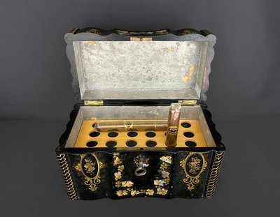 Antique Cigar Box in Black Lacquer and Mother-of-Pearl - 19th Century