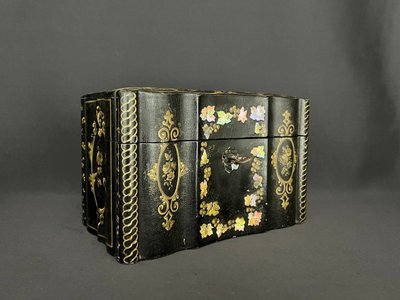 Antique Cigar Box in Black Lacquer and Mother-of-Pearl - 19th Century