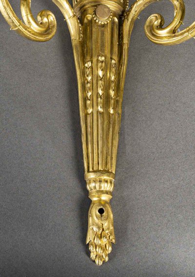 Coppia di applique in bronzo cesellato e dorato in stile Luigi XVI con due bracci, circa 1830-1850