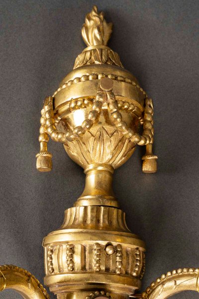 Paar Wandleuchten aus gemeißelter und vergoldeter Bronze im Louis XVI-Stil mit zwei Armen, circa 1830-1850