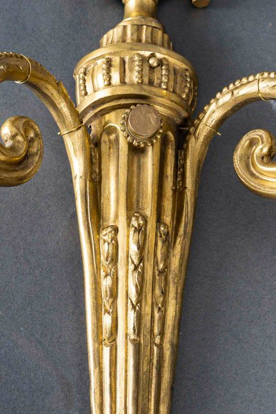 Coppia di applique in bronzo cesellato e dorato in stile Luigi XVI con due bracci, circa 1830-1850