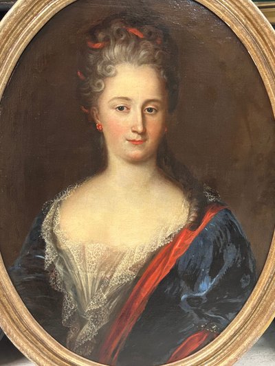 French School - Oval Portrait of a Woman from the 18th Century H 90 Cm