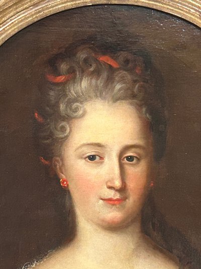 école Française - Portrait De Femme En Ovale D’époque XVIIIème H 90 Cm