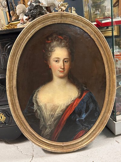 French School - Oval Portrait of a Woman from the 18th Century H 90 Cm