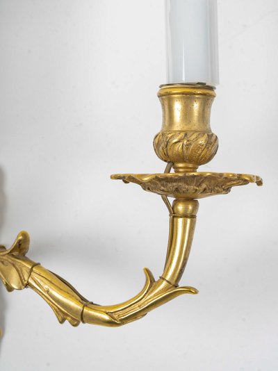 Coppia di applique in bronzo dorato del periodo Luigi XV con C coronata circa 1745-1749