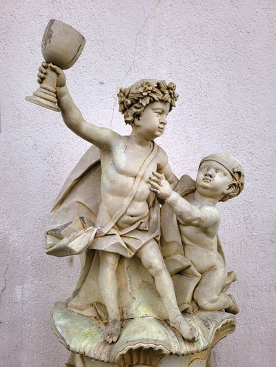 Grande scultura di putti in legno laccato, Italia, XIX secolo