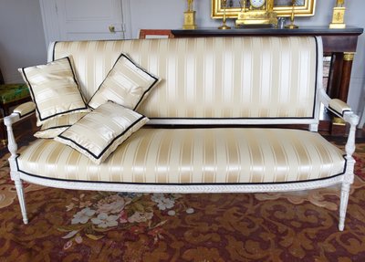 Directoire-Sofa im Stil der „Kleiderdecke“, bezogen mit Tassinari- und Châtel-Seide – 170 cm