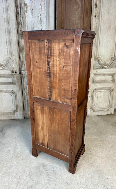 Kleiderschrank im gotischen Stil 1900