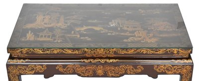 Table basse chinoise peinte et laquée à décor de scènes de vie 