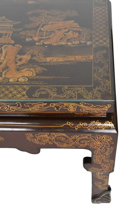 Table basse chinoise peinte et laquée à décor de scènes de vie 