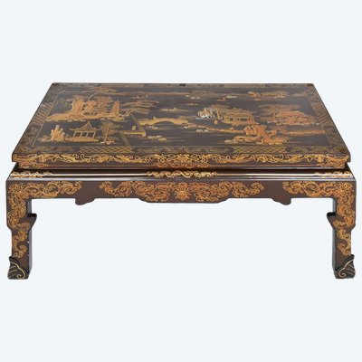 Table basse chinoise peinte et laquée à décor de scènes de vie 