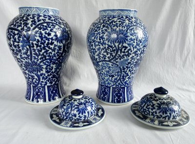 Paire de grandes potiches en porcelaine Bleu de Hué - Chine - 44cm