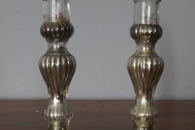 Paire de bougeoirs anciens – Candélabres en verre de Murano, XIXe siècle, avec argent. Mis h 17 