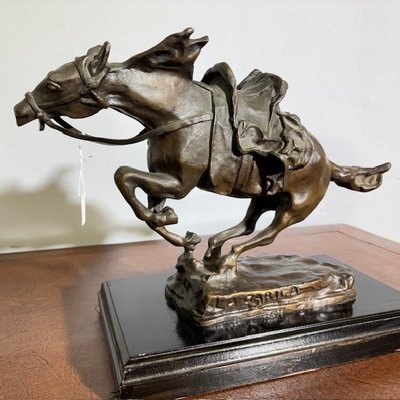 Sculpture de cheval en bronze antique – « La Charge », début du XXe siècle. Dimensions : 46 x 27 cm. 