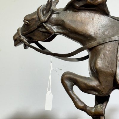 Sculpture de cheval en bronze antique – « La Charge », début du XXe siècle. Dimensions : 46 x 27 cm. 