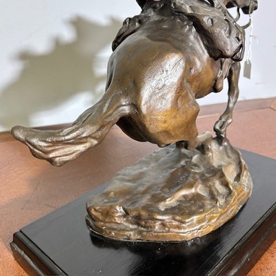 Sculpture de cheval en bronze antique – « La Charge », début du XXe siècle. Dimensions : 46 x 27 cm. 