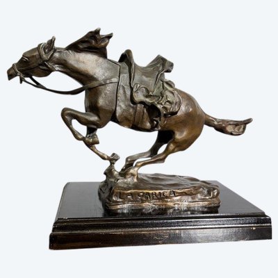 Sculpture de cheval en bronze antique – « La Charge », début du XXe siècle. Dimensions : 46 x 27 cm. 