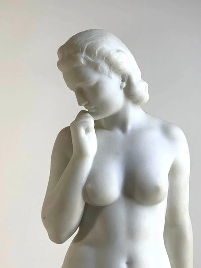 Baigneuse – Une Sculpture Raffinée en Marbre de Carrare par Cipriani Ugo di Meneville 