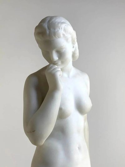 Bather – A Refined Sculpture in Carrara Marble by Cipriani Ugo di Meneville