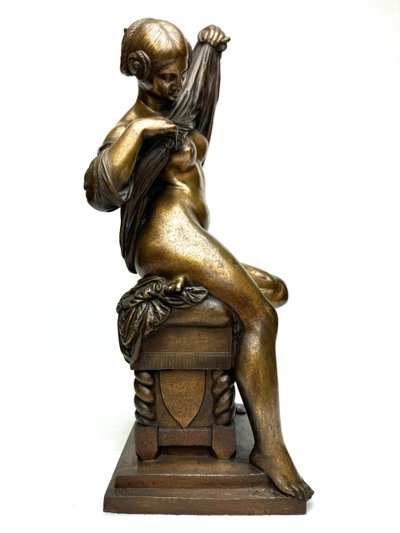 Sculpture En Bronze Femme Assise Se Déshabillant