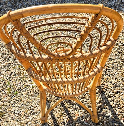 Sedia in rattan con schienale arrotondato degli anni '60 e '70 