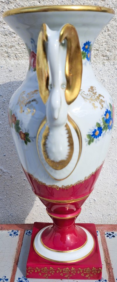 Vase Français Pilllivuyt marqué porcelaine  poignées tête de cygnes  peinture à la main