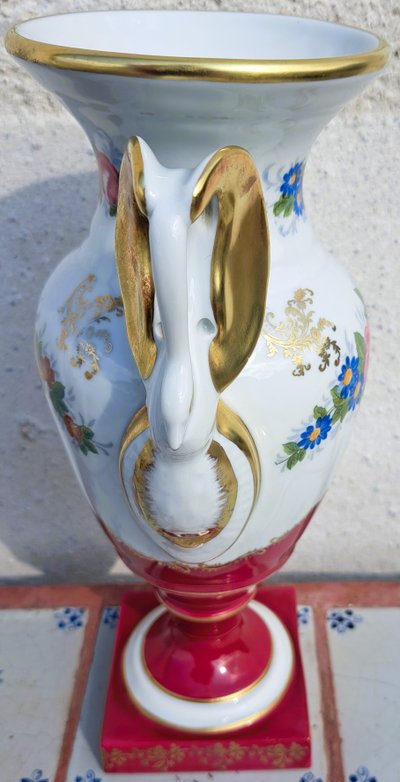 Vase Français Pilllivuyt marqué porcelaine  poignées tête de cygnes  peinture à la main