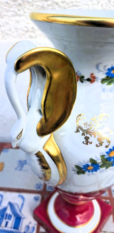 Vase Français Pilllivuyt marqué porcelaine  poignées tête de cygnes  peinture à la main