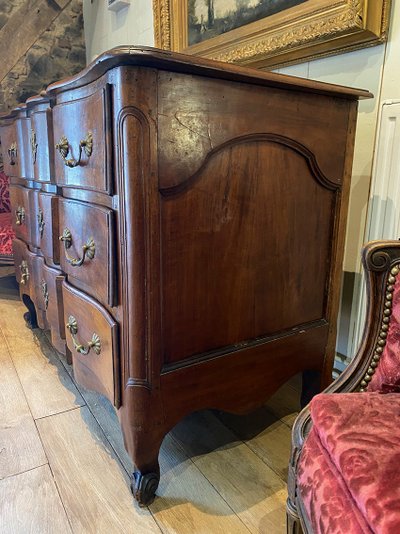 Commode en noyer Louis XV, façade arbalète. XVIIIe