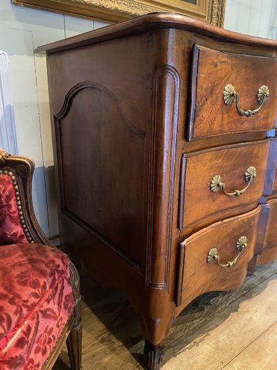 Commode en noyer Louis XV, façade arbalète. XVIIIe