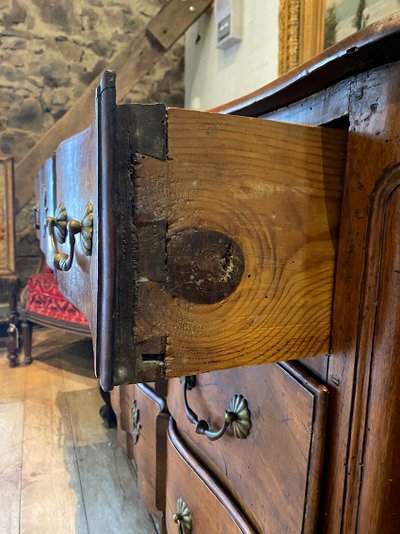 Commode en noyer Louis XV, façade arbalète. XVIIIe