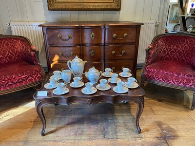 Commode en noyer Louis XV, façade arbalète. XVIIIe