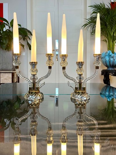 Coppia di lampade da tavolo - Candelabri in vetro Art Déco con candele finte opaline