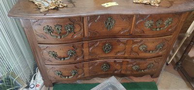 18th century walnut chest of drawers with 5 drawers