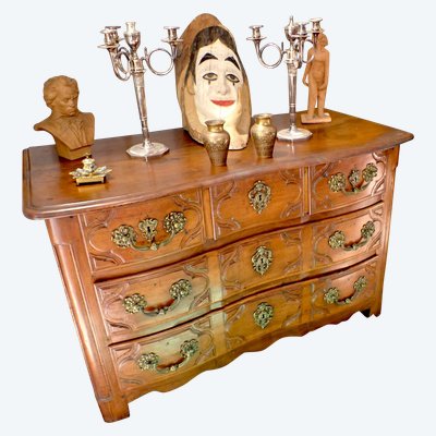 18th century walnut chest of drawers with 5 drawers