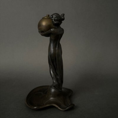 Statuetta Art Nouveau del 1900 in peltro o peltro raffigurante una donna che porta una palla